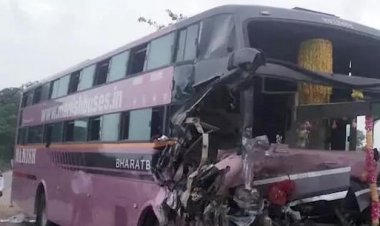 खड़ी ट्रक से टकराई बस, ड्राइवर-हेल्पर की मौत