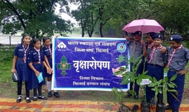 वृक्षों को बांधा रक्षा सूत्र, पर्यावरण सहेजने का लिया संकल्प