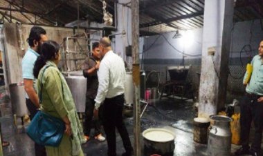 दूध, दुग्ध उत्पादों और खाद्य सामग्री के नमूने लिए गए