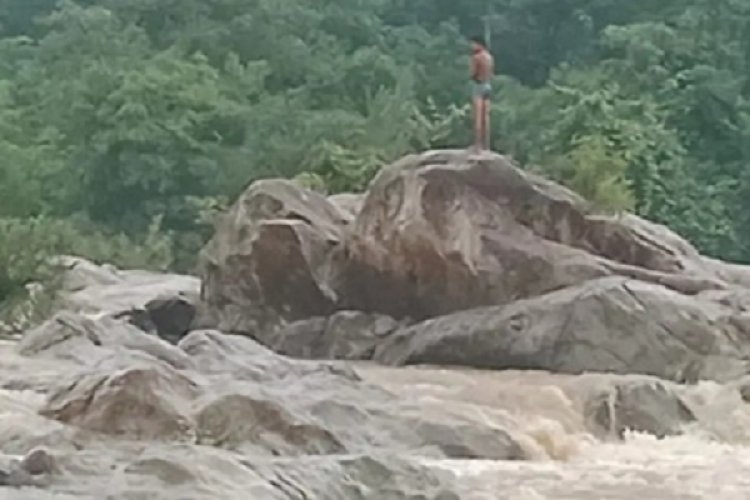 इंद्रावती-गुडरा नदी के संगम में तेज बहाव से पलटी नाव