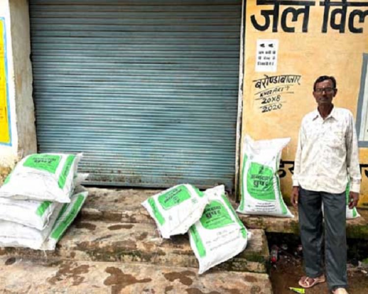 सहकारी समिति बरोंडाबाज़ार में सुगम खाद वितरण व्यवस्था: किसानों ने जताई खुशी