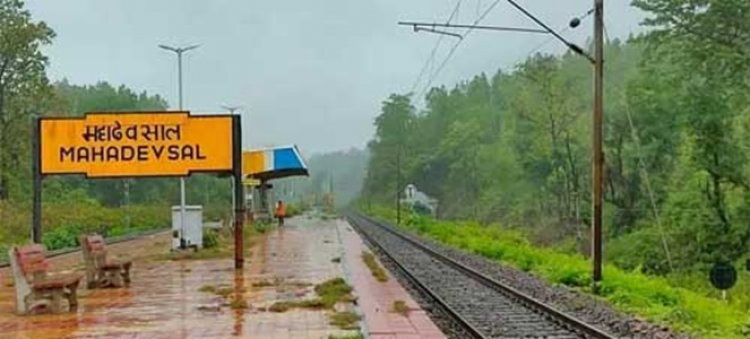 महादेवसाल मंदिर जाने वाले श्रद्धालुओं के लिए दपूमरे ने दिया 4 जोड़ी ट्रेनों का अस्थायी ठहराव