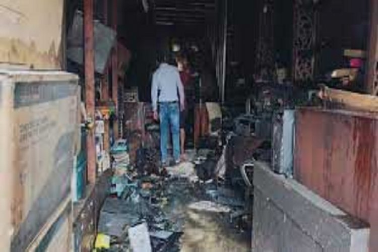 मनोरंजन कम्प्यूटर दुकान में लगी आग, लाखों का सामान जलकर खाक