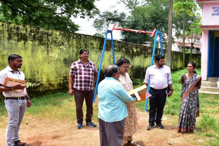 कलेक्टर ने आंगनबाड़ी और विद्यालय का किया निरीक्षण
