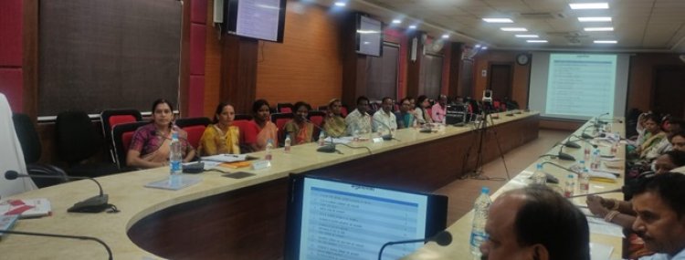 कलेक्टर ने पालक व अधीक्षिकाओं की ली समीक्षा बैठक