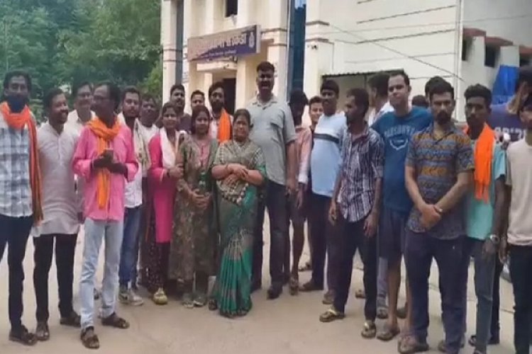 प्रार्थना सभा की आड़ में धर्म परिवर्तन: शिक्षिका और उसके बेटे के खिलाफ FIR