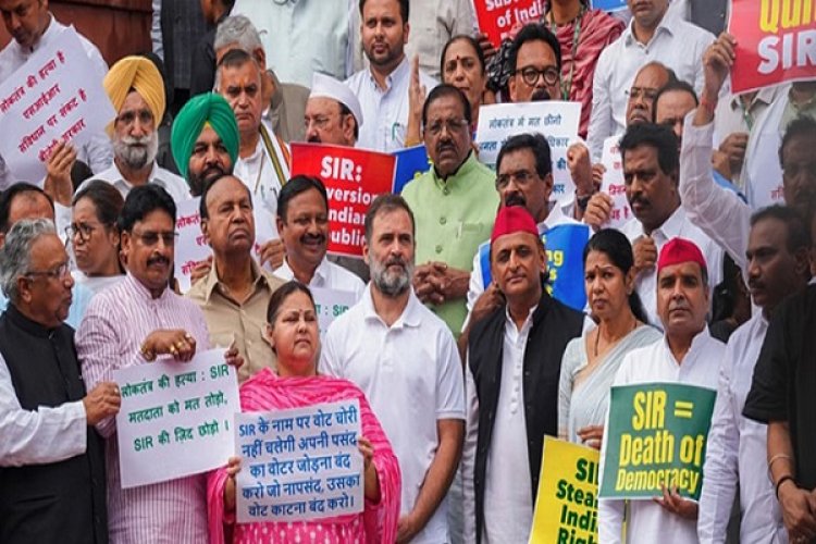 बिहार मतदाता सूची पुनरीक्षण को लेकर संसद में विपक्ष का प्रदर्शन