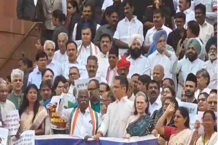 मानसून सत्र के चौथे दिन भी विपक्ष का संसद के बाहर विरोध प्रदर्शन