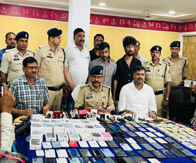 मोबाइल शोरूम में लाखों की चोरी: 2 नाबालिग समेत 4 हिरासत में