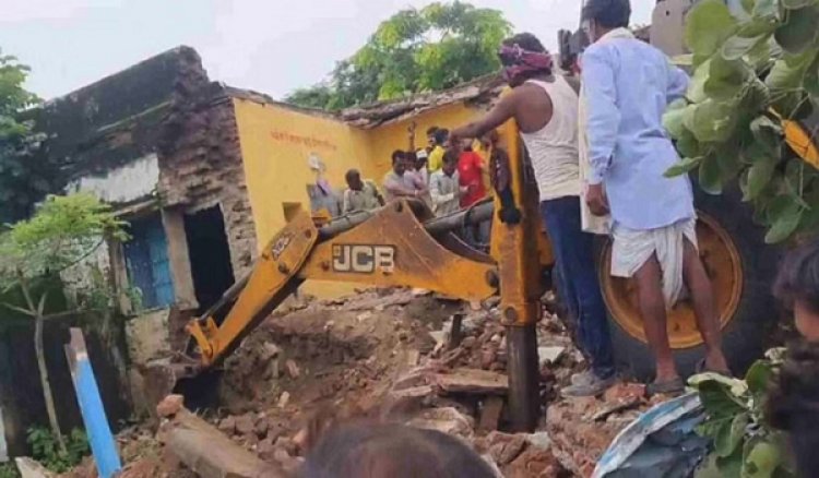 प्रार्थना सभा के दौरान गिरी स्कूल की छत, सात बच्चों की मौत