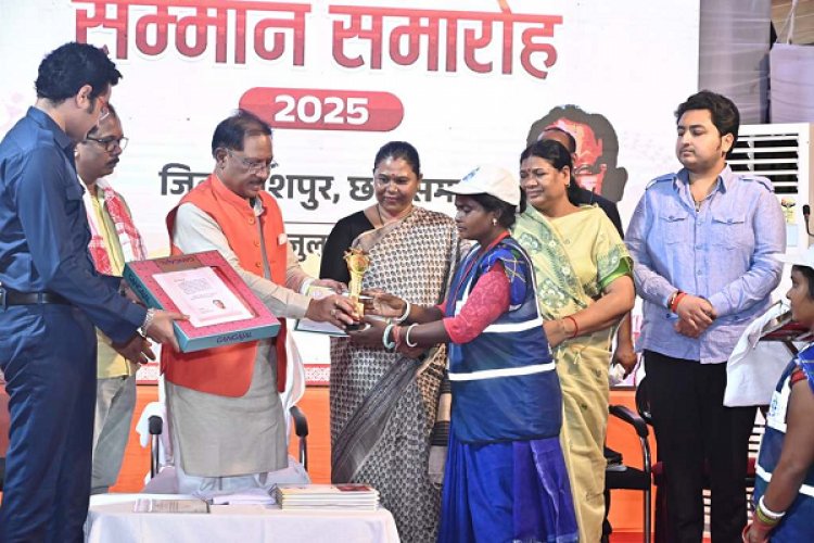 मुख्यमंत्री ने स्वच्छता दीदियों को किया सम्मानित