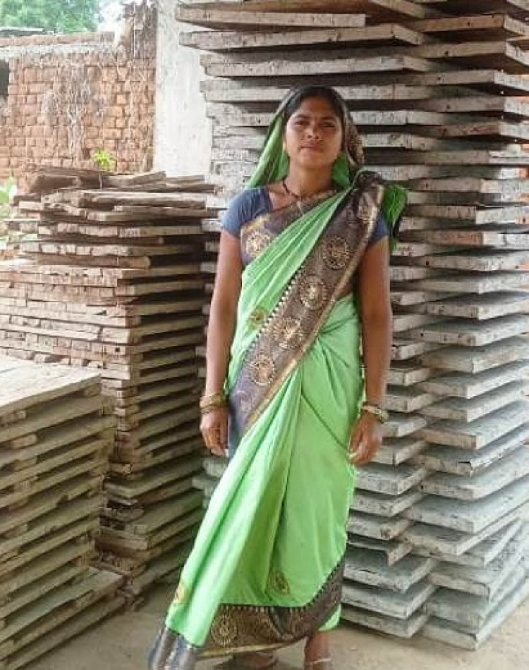 पीएम आवास में सेंट्रिंग प्लेट व ईट उपलब्ध कराकर लखपति बनी समूह की दीदियां