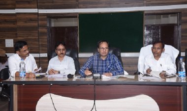 कलेक्टर ने तखतपुर के फिल्ड स्तर के अधिकारियों की ली बैठक