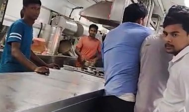 आजाद हिंद एक्सप्रेस में अवैध वेंडरों और पेंट्री मैनेजर के बीच विवाद, मारपीट का वीडियो वायरल
