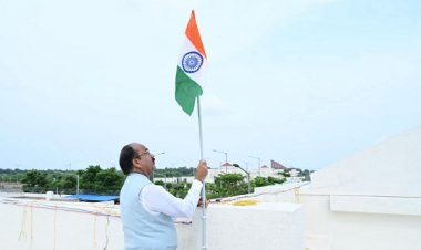 उप मुख्यमंत्री श्री अरुण साव ने 'हर घर तिरंगा' अभियान के तहत अपने निवास पर लगाया तिरंगा