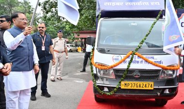 मुख्यमंत्री श्री साय ने एसबीआई साइबर सुरक्षा रथ को झंडी दिखाकर किया रवाना