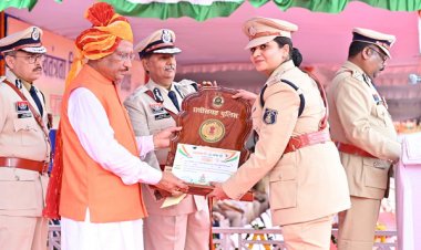 स्वतंत्रता दिवस समारोह: मुख्यमंत्री ने 35 पुलिस अधिकारियों एवं जवानों को पुलिस पदकों से किया सम्मानित