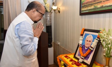 राज्यपाल श्री डेका ने पूर्व प्रधानमंत्री श्री बाजपेयी की पुण्यतिथि पर दी श्रद्धांजलि