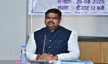 शिक्षा विभाग के अधिकारी शिक्षण कार्य को सर्वोच्च प्राथमिकता दें : मंत्री श्री गजेन्द्र यादव