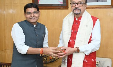 राज्यपाल श्री डेका से राजस्व मंत्री श्री वर्मा ने  की सौजन्य भेंट