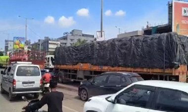 तेलीबांधा चौक में बड़ा हादसा, ट्रेलर में घुसी बाइक