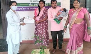 बच्चों के जन्म पर माताओं को फलदार पौधों की भेंट