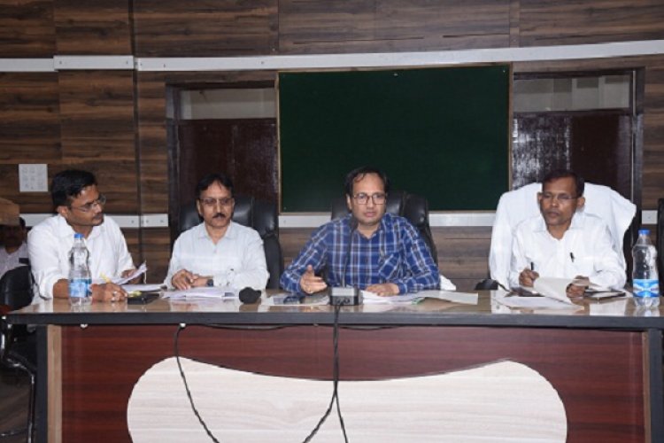 कलेक्टर ने तखतपुर के फिल्ड स्तर के अधिकारियों की ली बैठक