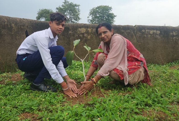 एक पेड़ लगाना है, धरती को स्वर्ग बनाना है’ संदेश के साथ हरियर पाठशाला आगे बढ़ी
