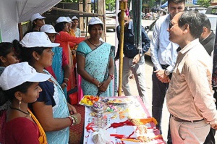 जिला पंचायत के सामने बिहान की दीदियों ने सजाया तिरंगा पंडाल