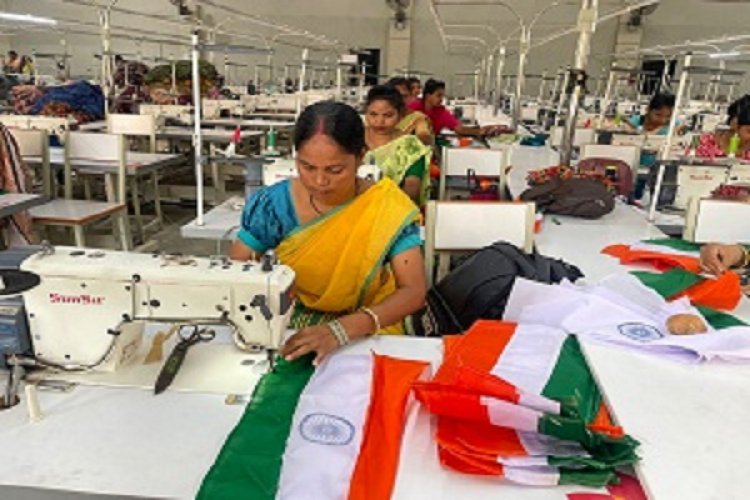 हर घर तिरंगा अभियान : बिहान की दीदियां देश सेवा में जुटीं, डेढ़ लाख तिरंगा बनाने का मिला ऑर्डर