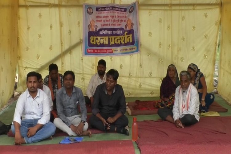 मुआवजे की मांग को ले कर बेमुद्दत धरने पर बैठे मलुहा के किसान