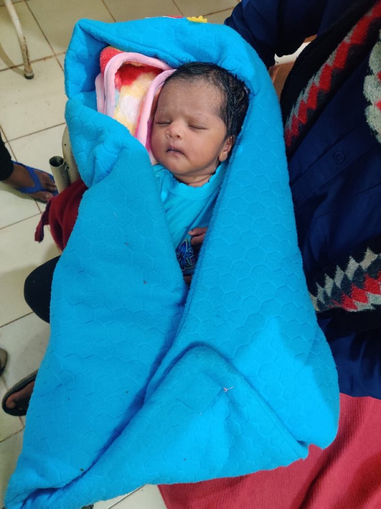 हनुमान मंदिर में एक नवजात बच्ची को छोड़कर भाग गया।  