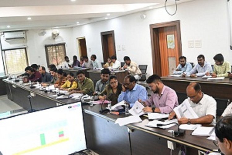 कलेक्टर ने की प्रधानमंत्री आवास योजना की गहन समीक्षा