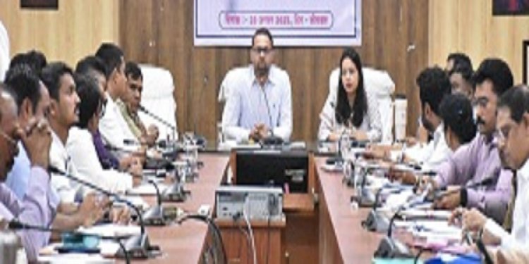 आदिवासी बाहुल्य ग्रामों में योजनाओं के बेहतरीन क्रियान्वयन के लिए करें कार्य : कलेक्टर