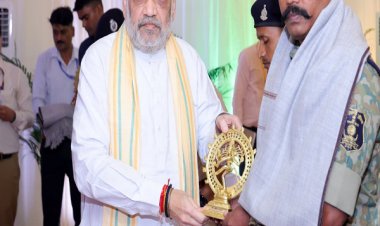 केन्द्रीय गृह एवं सहकारिता मंत्री श्री अमित शाह ने कर्रेगुट्टालु पहाड़ी पर ‘ऑपरेशन ब्लैक फॉरेस्ट’ को सफलतापूर्वक अंजाम देने वाले सीआरपीएफ, छत्तीसगढ़ पुलिस, डीआरजीऔर कोबरा के जवानों से भेंट की और उन्हें सम्मानित किया