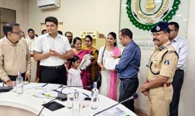 व्याख्याता प्रेरणा तिवारी एवं उनकी सुपुत्री श्रीदा तिवारी ने दान की पुस्तकें