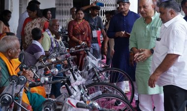 पर्यटन एवं संस्कृति मंत्री श्री राजेश अग्रवाल ने दिव्यांगजनों को ट्रायसायकल एवं व्हीलचेयर का किया वितरण