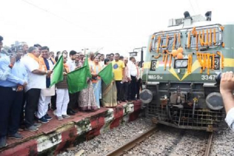 राम भक्तों से भरी ट्रेन को अयोध्या के लिए किया रवाना, शिक्षा मंत्री यादव ने दिखाई हरी झंडी