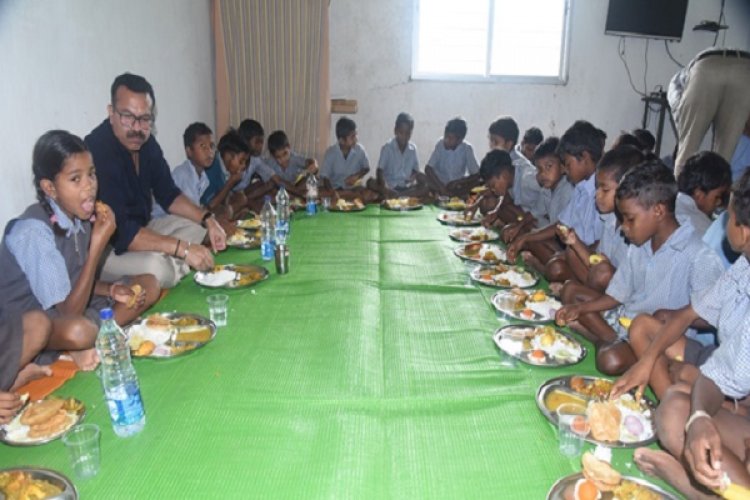 पहाड़ी कोरवा बालक आश्रम मरेया में बच्चों के साथ किया मध्यान्ह भोजन