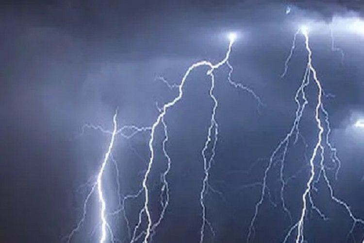 पंचायत सभा के दौरान गिरी बिजली: नाबालिग की मौत, 6 घायल