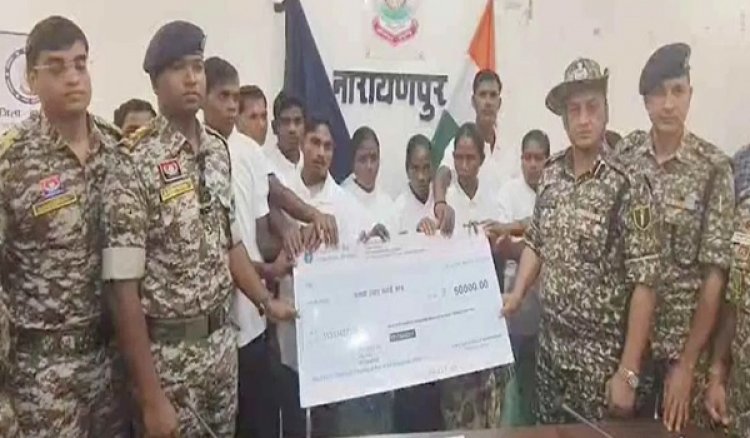 नारायणपुर में 12 नक्सलियों ने किया आत्मसमर्पण