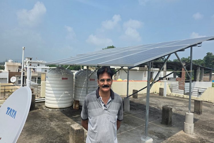 रायपुर : गंगापुर निवासी श्री सुरेंद्र शुक्ला के घर सौर ऊर्जा से हुए रोशन