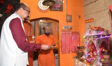 रायपुर : राज्यपाल श्री डेका ने हनुमान मंदिर में पूजा अर्चना की