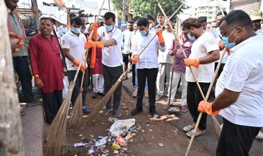 रायपुर : राजस्व मंत्री श्री टंक राम वर्मा ने खेल मैदान में सफाई कर दिया स्वच्छता का संदेश