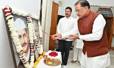 मुख्यमंत्री श्री साय ने राष्ट्रपिता महात्मा गांधी और पूर्व प्रधानमंत्री श्री लाल बहादुर शास्त्री को उनकी जयंती पर किया नमन