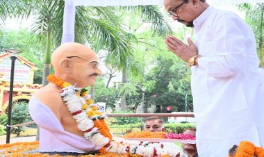 रायपुर : राज्यपाल श्री डेका ने महात्मा गांधी और लाल बहादुर शास्त्री को पुष्पांजलि अर्पित की