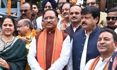 मुख्यमंत्री श्री विष्णुदेव साय ने राष्ट्रपिता महात्मा गांधी और पूर्व प्रधानमंत्री श्री लाल बहादुर शास्त्री की प्रतिमा पर किया माल्यार्पण