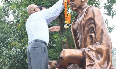 गरियाबंद : कलेक्टर श्री भगवान सिंह उइके ने महात्मा गांधी की प्रतिमा पर किया माल्यार्पण