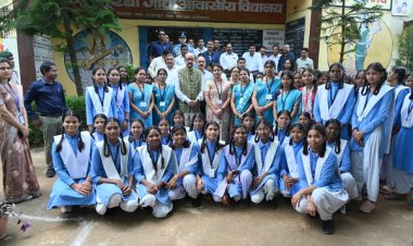 रायपुर : कस्तूरबा गांधी बालिका आवासीय विद्यालय रजपुरीकला पहुंचे राज्यपाल श्री रमेन डेका