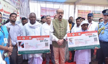 रायपुर : राज्यपाल श्री रमेन डेका ने पीएम आवास योजना के हितग्राहियों को किया सम्मानित